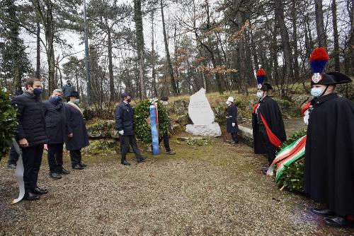 Prima della manifestazione di Basovizza, il governatore Fedriga ha preso parte alla cerimonia che si è tenuta alla foiba di Monrupino.